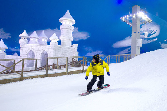 Visitante praticando snowboard no parque de neve em Gramado com ingresso com desconto
