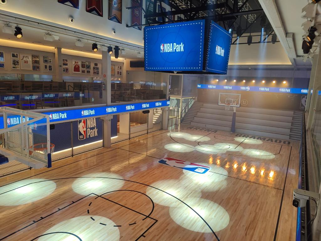Quadra oficial e arquibancadas do NBA Park em Gramado
