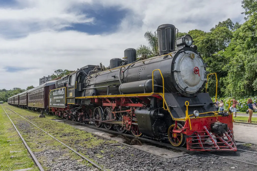 Locomotiva a vapor Maria Fumaça sobre os trilhos no Vale dos Vinhedos