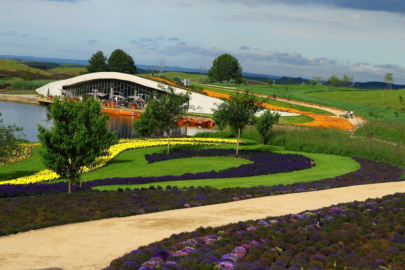 Jardins floridos, lago e pavilhão do Mátria Parque de Flores em Gramado
