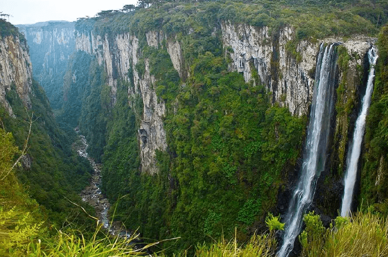 Cachoeiras e paredões verdes do cânion Itaimbezinho em Cambará do Sul